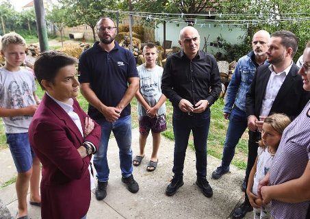 Premijerka Brnabić u Bačkoj Palanci, posetila porodicu u kojoj su stradali deda i unuk od strujnog udara