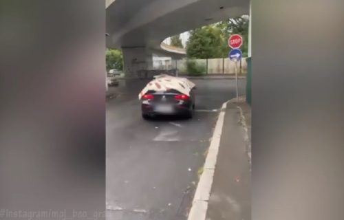 "Zaštita od grada i vremenskih nepogoda": Beograđanin ćebetom "ušuškao" auto i postao hit na Instagramu (VIDEO)