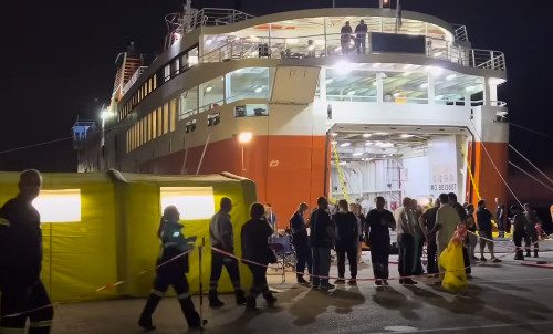 MUČNE SCENE iz Grčke: Pacijenti leže na podu trajekta, zbog velikog požara evakuisana bolnica (VIDEO)