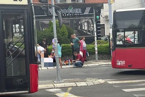 DETALJI NESREĆE na Labudovom brdu: Majka držala ćerku (3) za ruku kada je na njih naleteo autobus (FOTO)