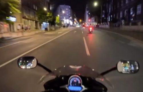 Ovako se gine na ulicama grada: Preko pune linije motoristi u susret u centru Beograda (VIDEO)