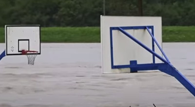 APOKALIPTIČNI PRIZORI NABUJALE SAVE: Građani pomažu u odbrani od poplava (VIDEO)