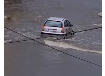 Šok snimak iz Vršca: Vozio u rikverc da izbegne potop, voda mu umalo nije odnela automobil (VIDEO)