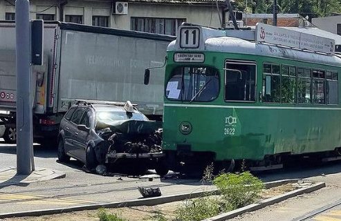 Strašan sudar u Karađorđevoj ulici: Još jedna tramvajska nesreća, vozilo ostalo potpuno smrskano (FOTO)