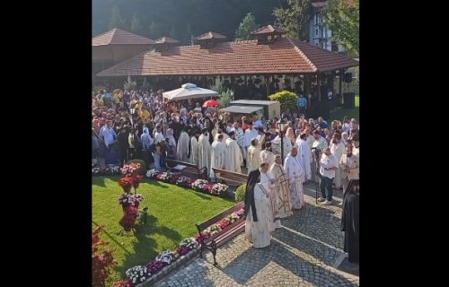 Manastir Tumane veličanstveno proslavlja današnji praznik: Pred moštima Svetih Jakova i Zosima reka ljudi (VIDEO)