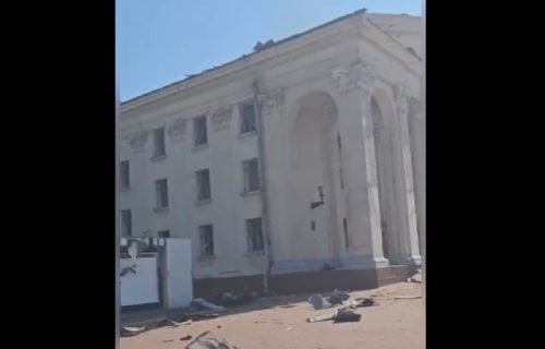 Užasan dan u Černigovu: Najmanje 5 poginulo, 37 ranjeno kada je ruski projektil pogodio pozorište (VIDEO)