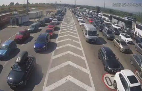 Na granicama haos, ne nazire se kraj kolonama automobila