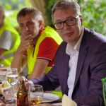 "PRVO I POSLEDNJE ZA DANAS": Vučić popio pivo sa radnicima koji su radili na izgradnji mosta (FOTO)