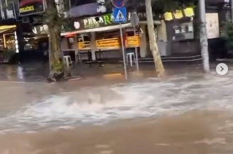 POTOP U BEOGRADU: Jako nevreme pogodilo glavni grad, nema struje u Zemunu, potoci teku ulicama (VIDEO)