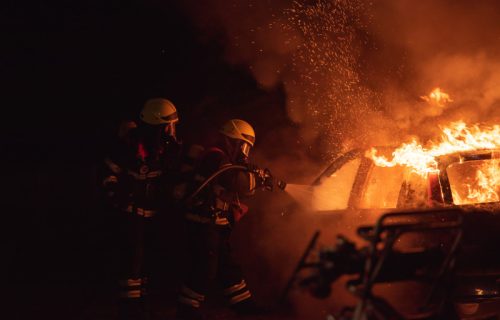 Požar u Novom Sadu: Vatrogasci se bore sa vatrenom stihijom, zapalio se pomoćni objekat (FOTO)