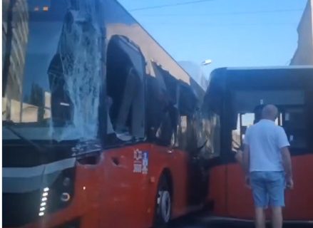 Saobraćajna nezgoda u Ruzveltovoj: Sudarila se dva autobusa GSP-a, ima povređenih (VIDEO)