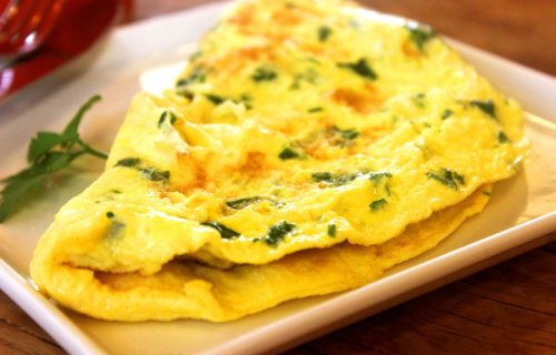 Doručak kao iz žurnala: Omlet sa spanaćem i sirom, doza proteina za energičan početak dana (RECEPT)