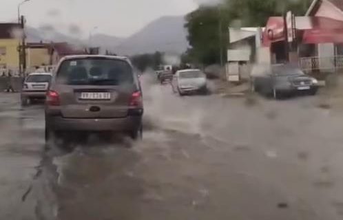 Pljusak se sručio na Vranje: Kola se jedva probijaju kroz bujicu, neka su ostala blokirana (VIDEO)