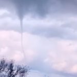 Snimljena još jedna pijavica na moru u Crnoj Gori: "Evo ga, diže vodu" (VIDEO)