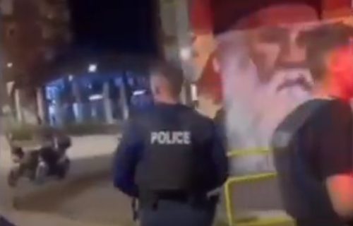 Snimak iz Mitrovice svedoči o policajcima bez oznaka i sa dugim cevima u centru grada (VIDEO)