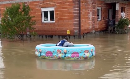 Komšija za primer: Uskočio u dečiji bazen i odveslao do poplavljenih suseda (VIDEO)