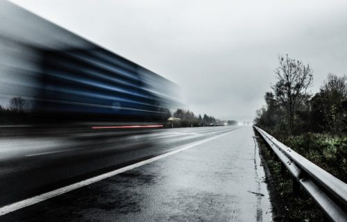 Teška nesreća na auto-putu: Prevrnuo se šleper, veliki zastoj u oba smera (VIDEO)