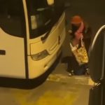 Da li je ovo realno? Šta očekivati od mlađih? Baba vandal izgrebala autobus u Beogradu! (VIDEO)