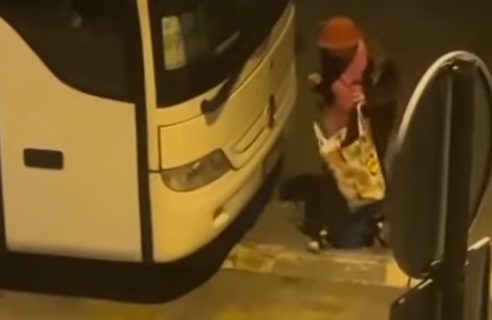 Da li je ovo realno? Šta očekivati od mlađih? Baba vandal izgrebala autobus u Beogradu! (VIDEO)