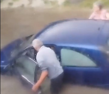 Baka i deka pokušavaju da izvuku auto iz nabujale vode: Posledice nevremena u Novom Sadu (VIDEO)