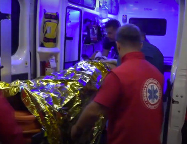 POVREĐENI SRBIN PREBAČEN U BOLNICU U PRIŠTINU: Sve vreme imao lisice na rukama (VIDEO)