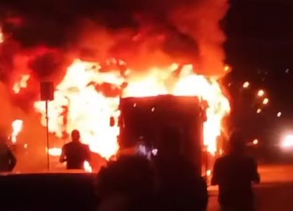 Dramatična scena u Železniku: Gradski autobus u plamenu (VIDEO)