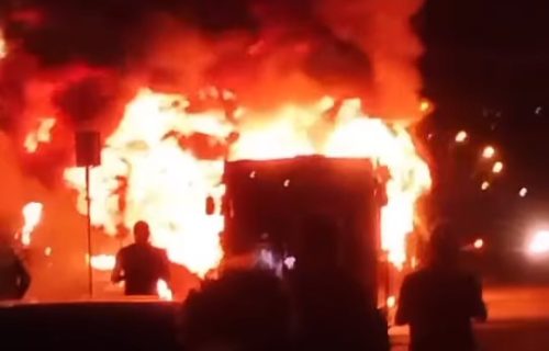 Dramatična scena u Železniku: Gradski autobus u plamenu (VIDEO)