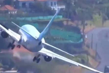 Pogledajte majstoriju pilota koji uprkos jakim vetrovima uspešno sleće na najopasniji aerodrom u Evropi