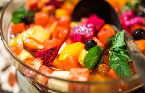 Napravite voćnu salatu, ali bez nezdravog šlaga, evo šta da dodate da bi bila perfektna (RECEPT)