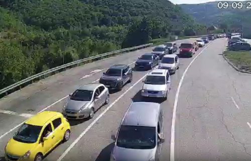 Kolone vozila na ulazu u Srbiju iz Crne Gore zbog udesa automobila i motora