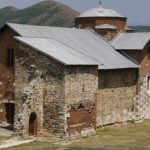 Uklonjeni krst, ikona i kućica za paljenje sveća sa mesta u Banjskoj gde je ubijen Stefan Nedeljković