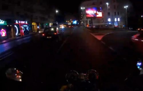 Zastrašujući snimak sa Zelenog venca: Motociklista PADA, dok kola jure oko njega (VIDEO)