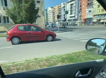 Šta se to dešava u Novom Sadu? Vozač na semaforu prepao građane, plaše se da nije neki izazov (FOTO)