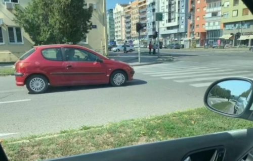 Šta se to dešava u Novom Sadu? Vozač na semaforu prepao građane, plaše se da nije neki izazov (FOTO)