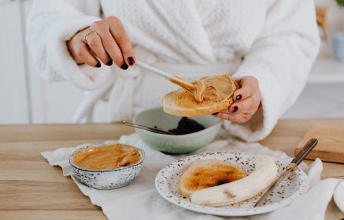 Slatki, zdrav i hranljiv doručak za dvoje: Zaljubićete se u ovu varijantu slatkog sendviča (RECEPT)