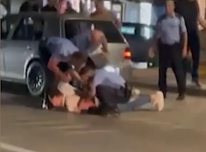 Kurtijev siledžija pitao “Znaš li ti gde živiš?” i počeo da udara: Snimak PREBIJANJA Srba na KiM (VIDEO)