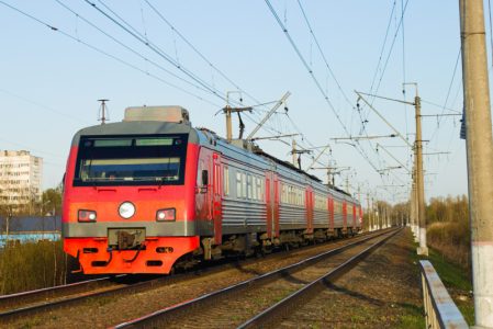 Drama u Kraljevu: Struja udarila dvoje na lokomotivi, vatrogasci povređene spuštali sa voza