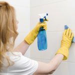 Buđ u kupatilu je rešiv problem: Dovoljna su vam dva sastojka za rastvor i sve će biti blistavo