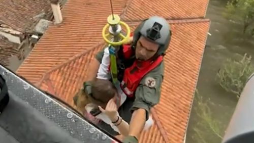 Dramatične scene spasavanja ljudi iz poplavljenih područja u Grčkoj: Broj žrtava se popeo na ŠEST