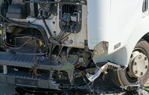Težak udes kod Trstenika: U sudaru dva kamiona, vozač ostao bez noge