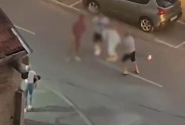 Grozan prizor u Novom Sadu: Dva muškarca se tukla na ulici, jedan od njih nokautirao ženu (VIDEO)
