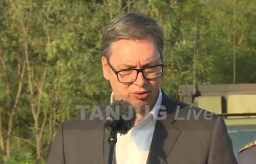 Vučić obišao prikaz naoružanja u Nišu: "Dičimo se svojom trobojkom i svojom snažnom vojskom"