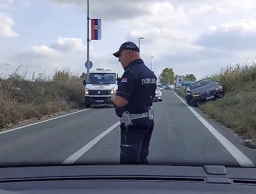 Snimak sa mesta nesreće, vozilo uništeno: Oglasio se Aca Lukas nakon udesa, sa njim bila i ćerka (VIDEO)