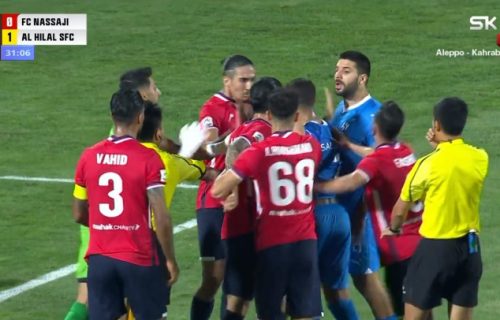 Tuča posle gola, Mitrović dobio udarac u glavu! (VIDEO)