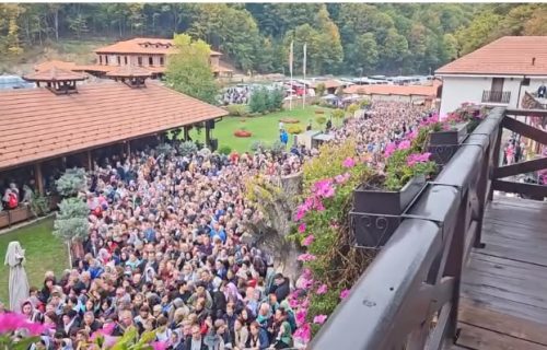 Reka ljudi je danas u manastiru Tumane strpljivo čekala da dobije deo stare odežde Svetog Zosima (VIDEO)