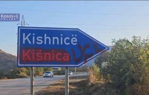 Grafit "UČK" ispisan na saobraćajnom znaku na ulazu u Kišnicu (VIDEO)