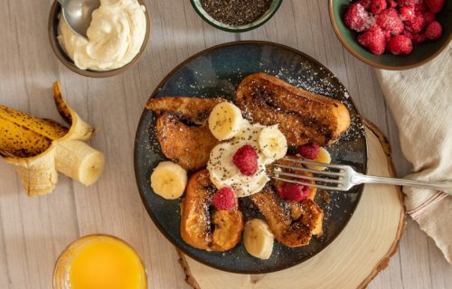 Jednostavno i ukusno, može da bude doručak ili branč: Slatke prženice iz rerne sa voćem i mileramom (RECEPT)