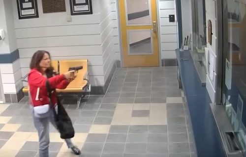 Žena zapucala u policijskoj stanici, pa prislonila pištolj na slepoočnicu: Policajci se sakrili (VIDEO)