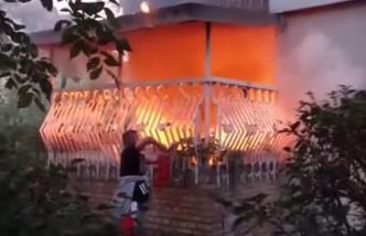 Zapalila se terasa u Novom Sadu: Nepokretnu ženu izneli iz stana (VIDEO)