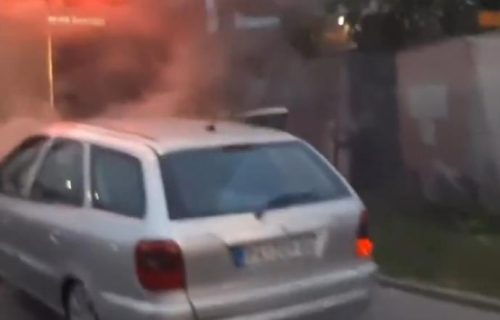 Kulja vatra u Bulevaru despota Stefana: Požar progutao auto (VIDEO)